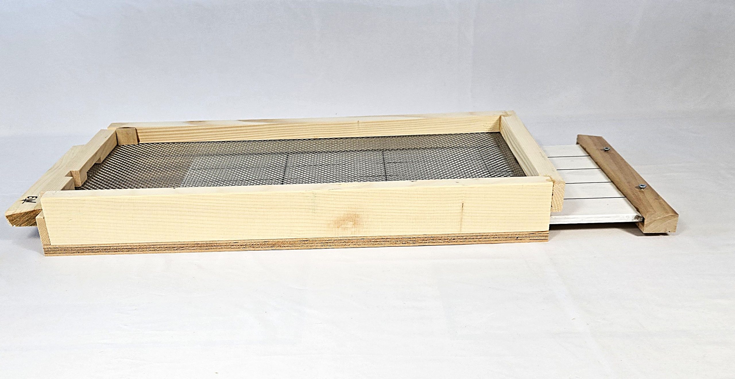 Beehive - Bottom Entry Board Screened with Entrance Reducer & Mite-counting Board for 5-frame NUC - Image 3