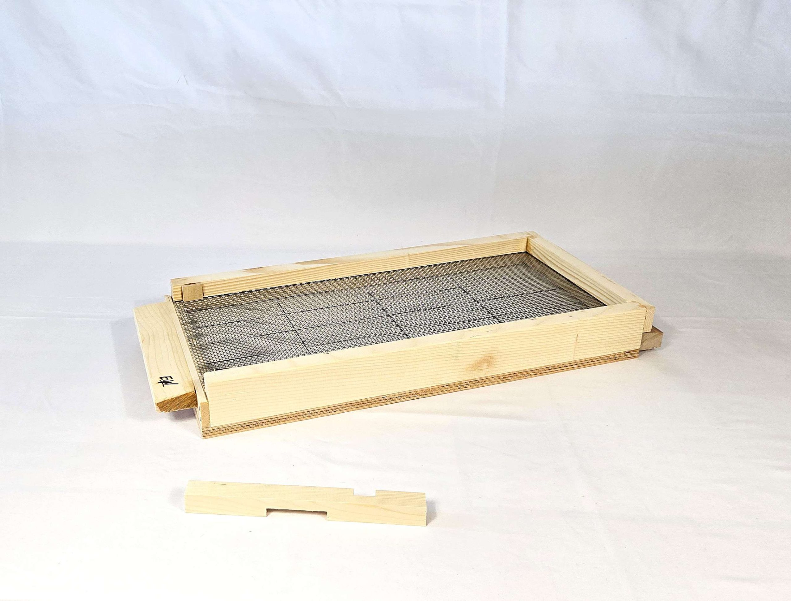 Beehive - Bottom Entry Board Screened with Entrance Reducer & Mite-counting Board for 5-frame NUC